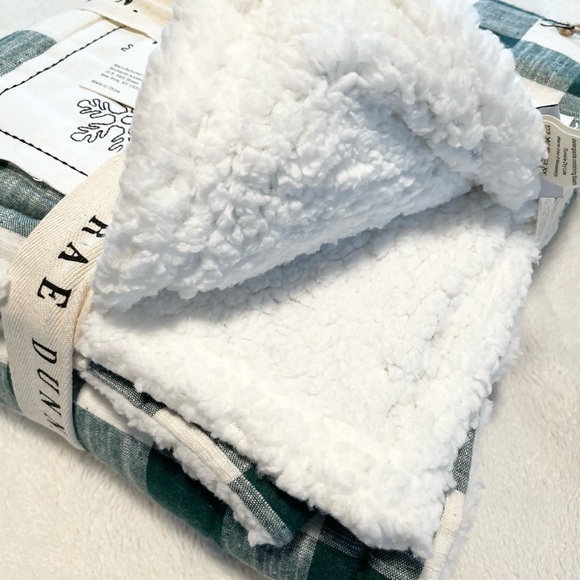 NWT Rae Dunn MAKING SPIRITS BRIGHT Buffalo Check Sherpa Blanket Throw - Picture 5 of 7